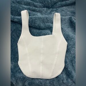 Aritizia Babaton
Sculpt Knit Bustier Tank in white size XS. worn once, too big
